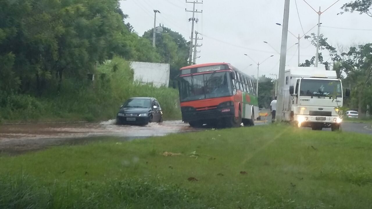 Ônibus preso em buraco