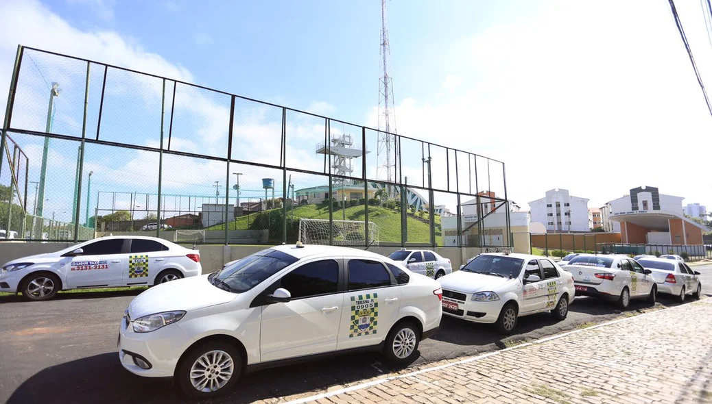 Táxis estão parados no bairro Monte Castelo