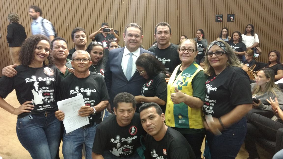 Comissão de agentes de saúde piauienses comemora com o deputado Silas Freire a aprovação