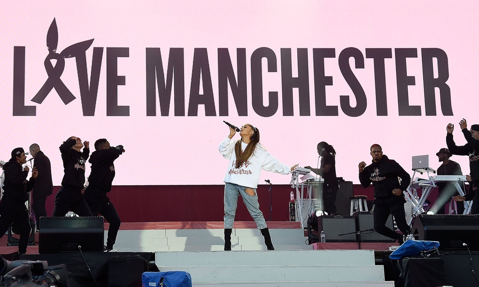 Evento reúne artistas em homenagem as vítimas do atentado de Manchester