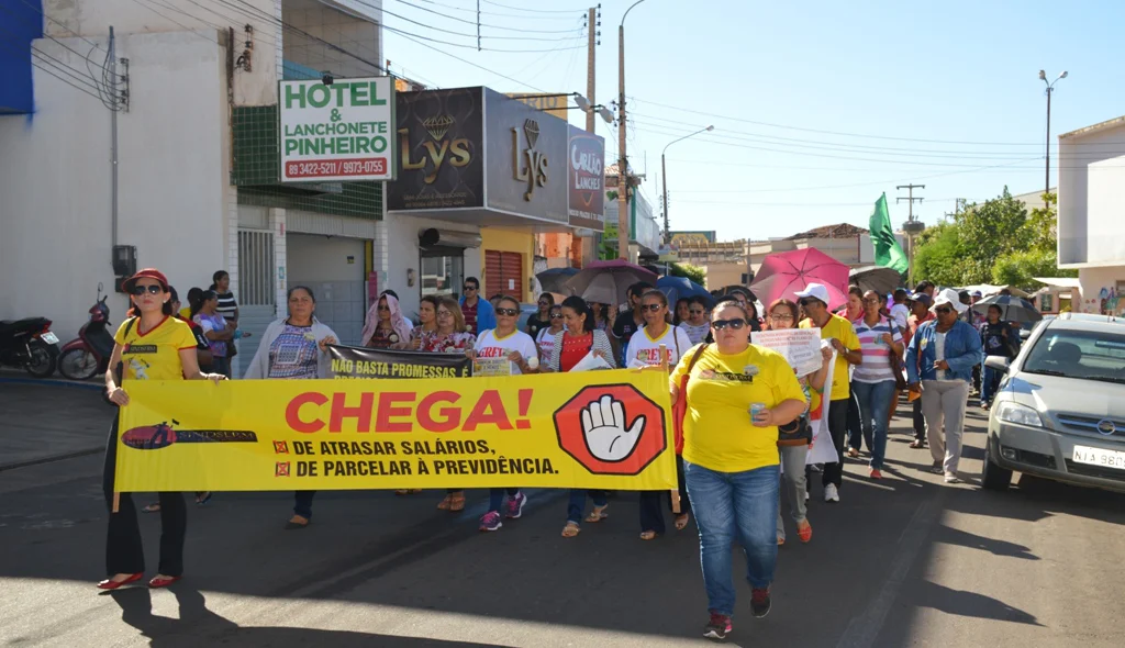 Protesto seguiu pelas ruas centrais de Picos
