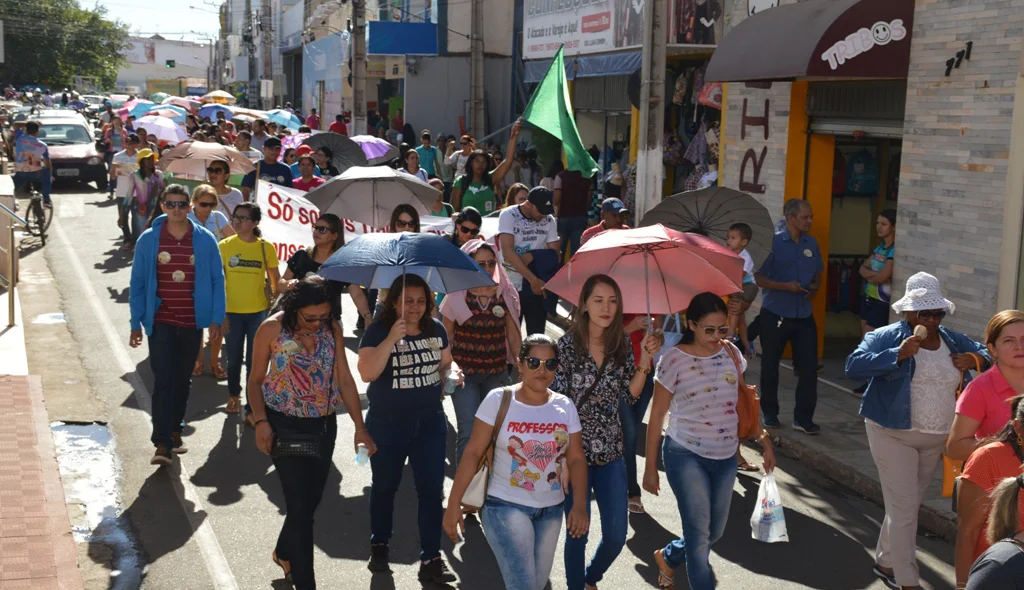 Servidores municipais promovem protesto em Picos