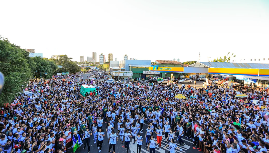Multidão de jovens participam da Marcha para Jesus