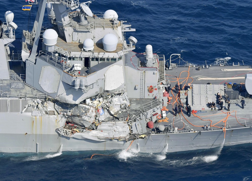 Dano causado ao USS Fitzgerald após o destróier colidir com um navio mercante com bandeira das Filipinas 
