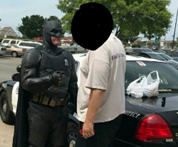 Policial vestido de Batman prende suspeito de roubo nos EUA