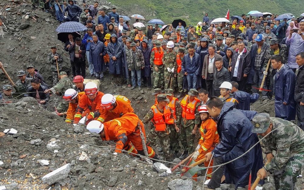 Socorristas procuram sobreviventes em área de deslizamento de terra em Xinmo