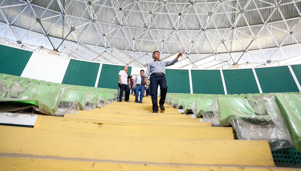 Presidente da Fudespi olhando a estrutura do ginásio verdão