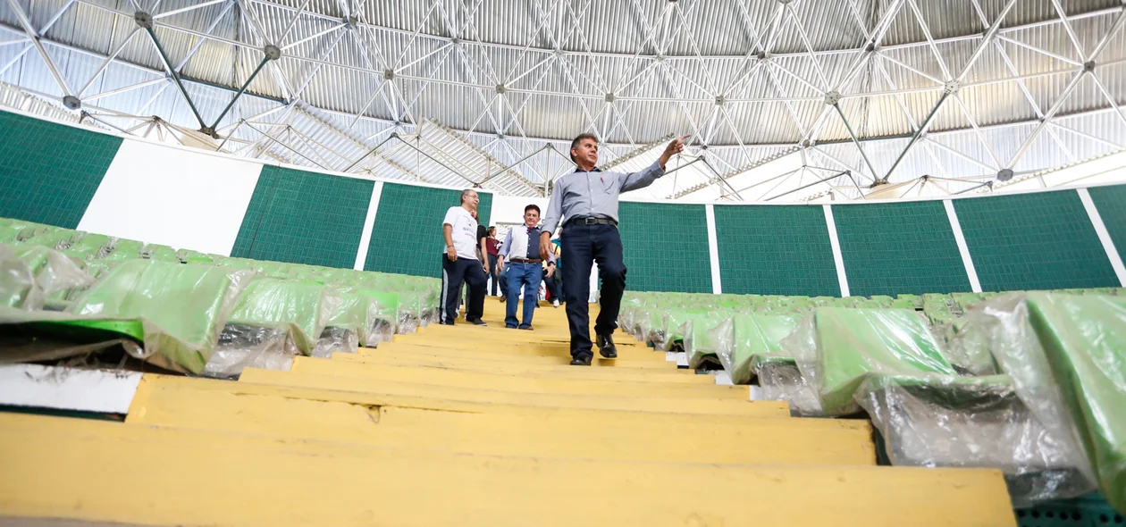 Presidente da Fudespi olhando a estrutura do ginásio verdão