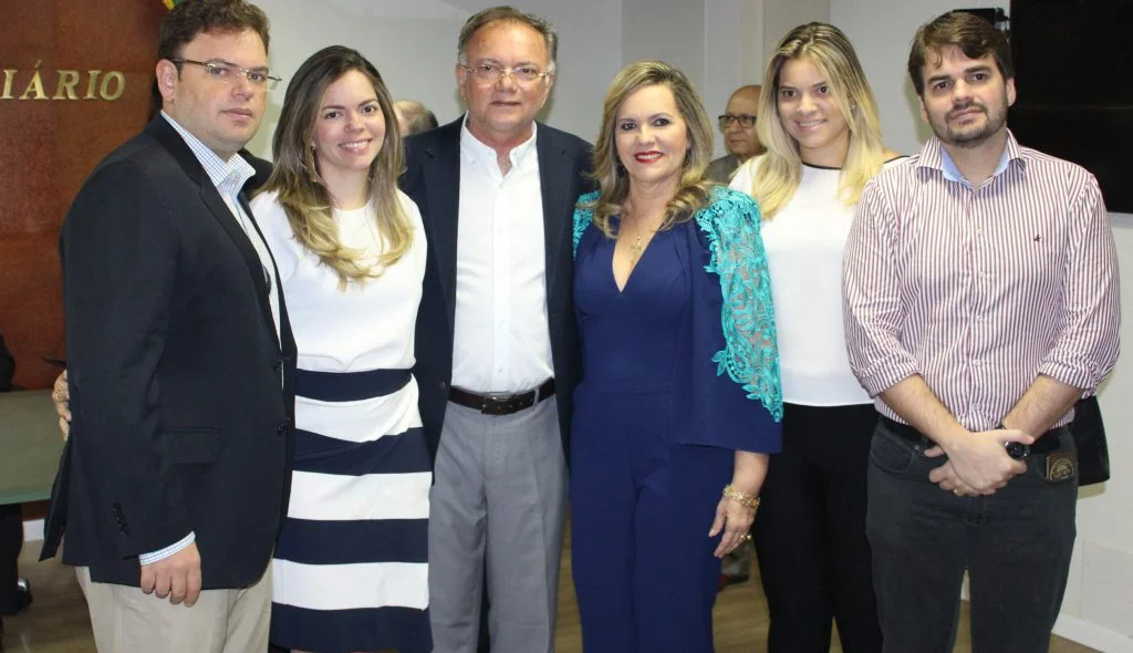 A juíza Lígia Sampaio com o marido Benício Sampaio e os filhos Aluísio, Alexandre, Ana Beatriz e Ana Lígia