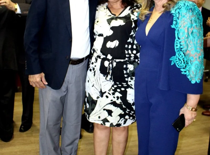 Juíza Lígia Sampaio, com o marido e amiga