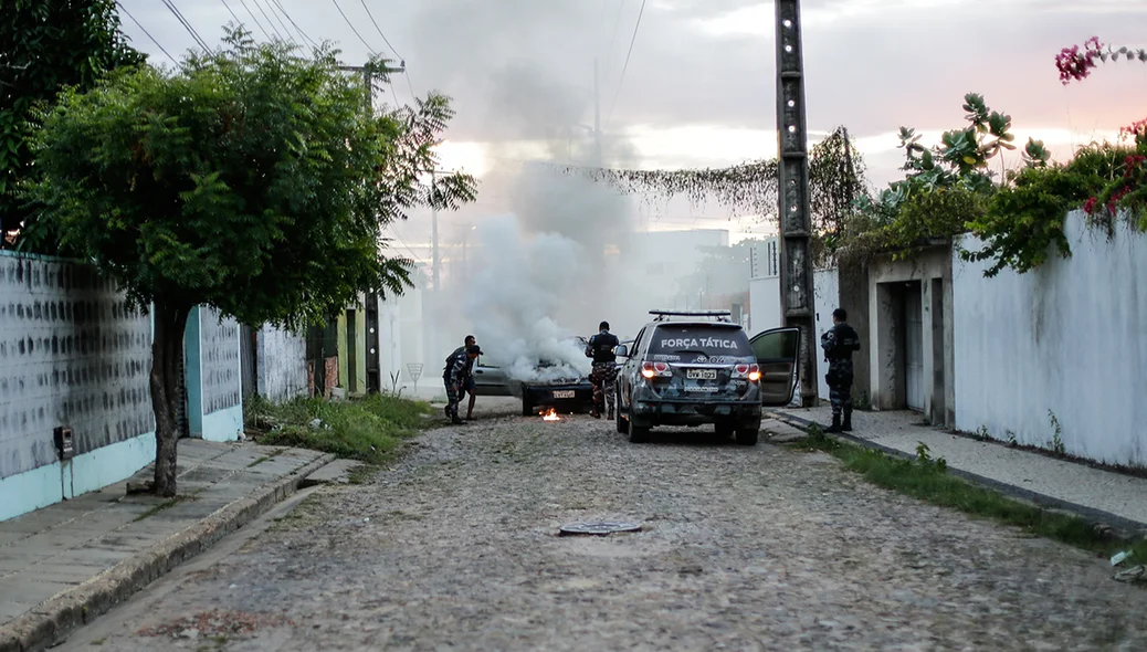 Carro pega fogo no bairro São Cristóvão   