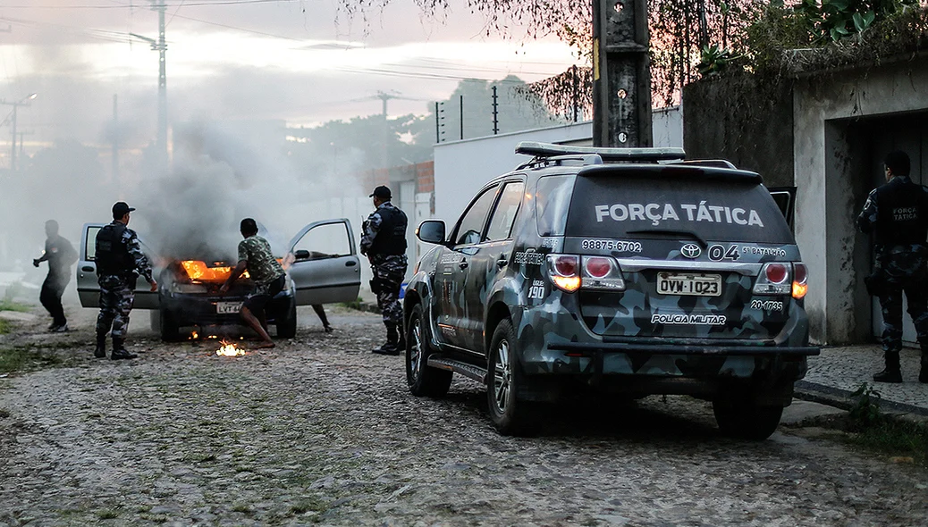 Fiat strada pega fogo, logo apos sair da oficina