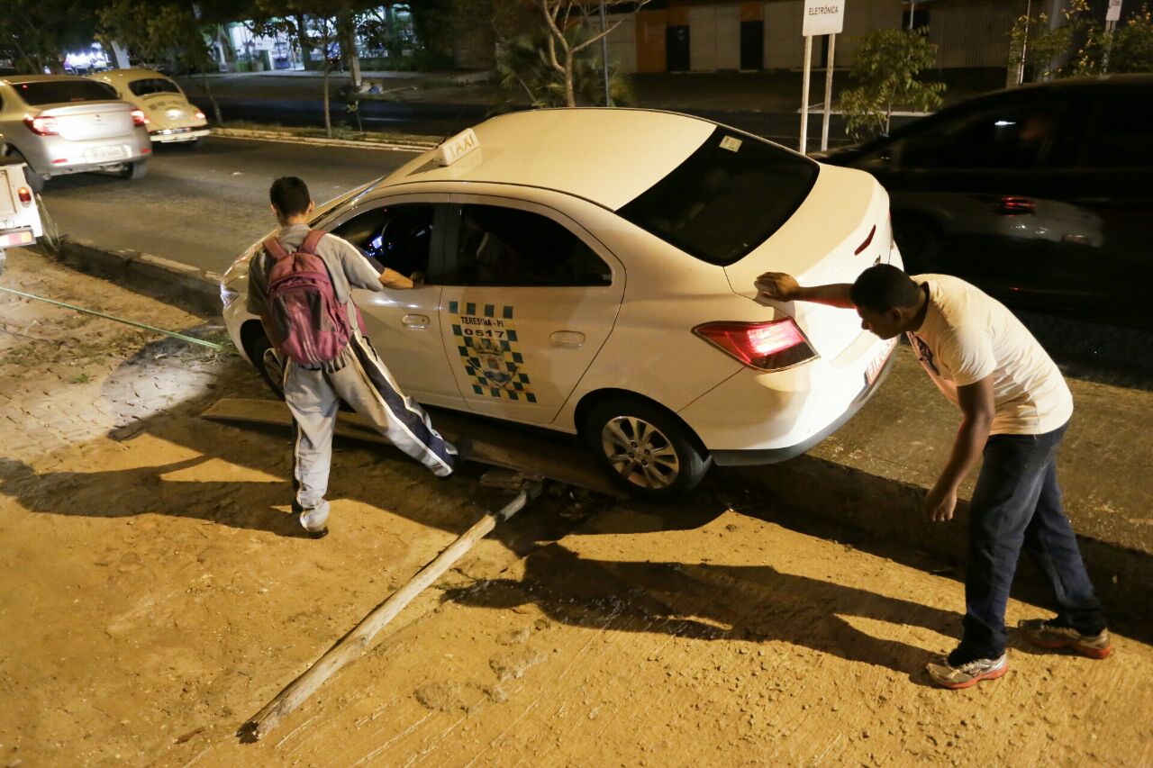 Taxista conseguiu retirar o veículo com a ajuda de duas pessoas e o motorista de outro carro