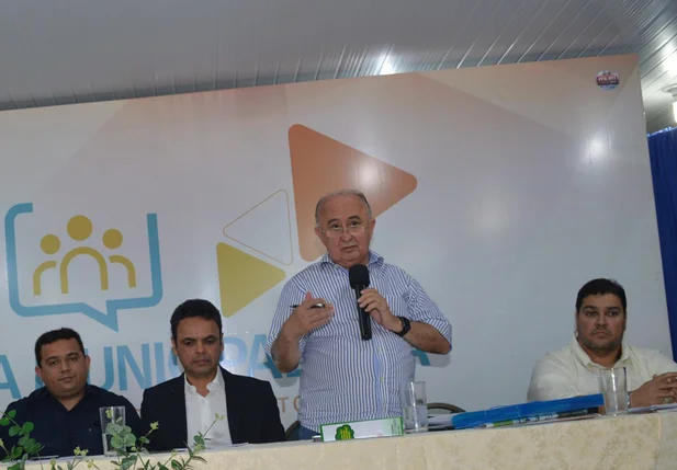 Deputado Júlio César participa de encontro municipalista em Picos