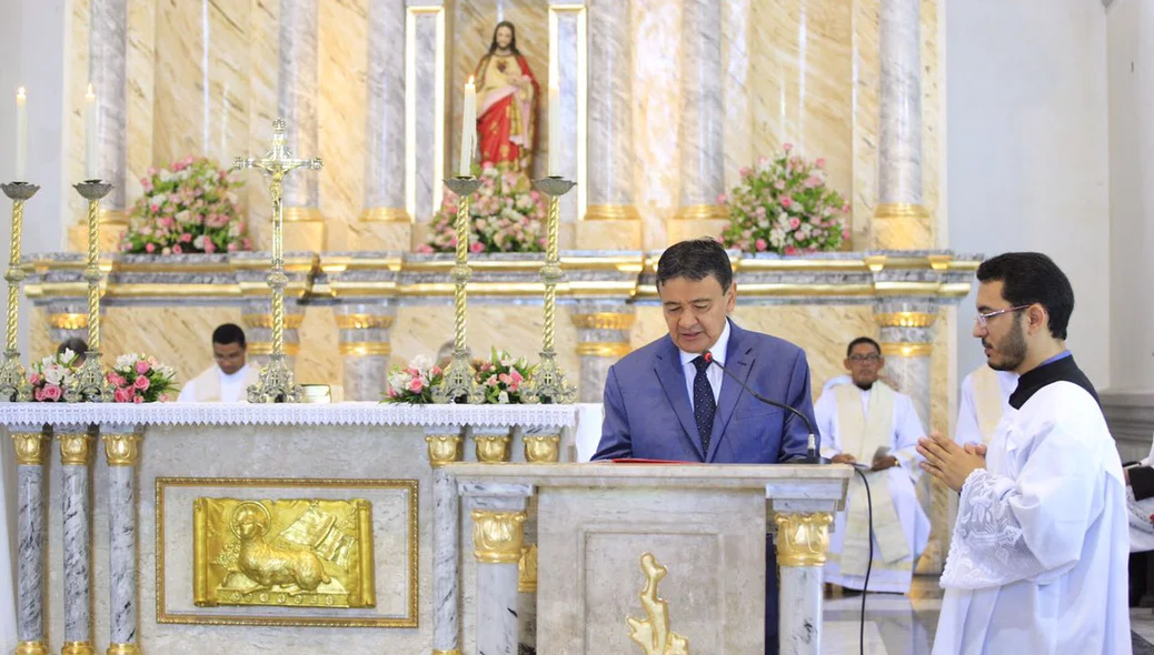Governador Wellington Dias na missa solene do aniversário de Teresina