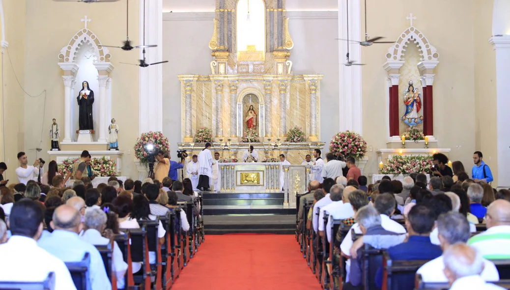 Missa solene na Igreja Nossa Senhora das Graças
