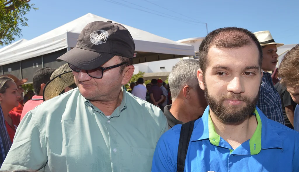 De camisa verde e chapéu preto, membro da equipe de Lula tratou imprensa com truculência