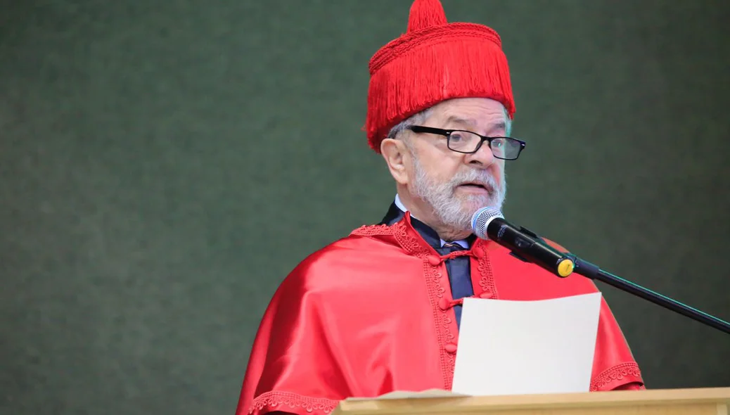 Lula discursa durante recebimento de título na UFPI