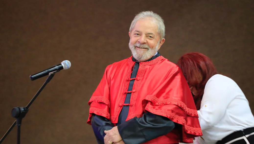 Lula recebe título na Universidade Federal do Piauí