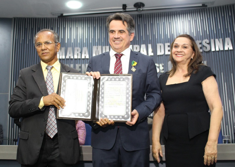 Ciro Nogueira recebe medalha de mérito legislativo