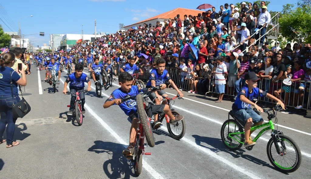 Ciclistas abrilhantaram o desfile