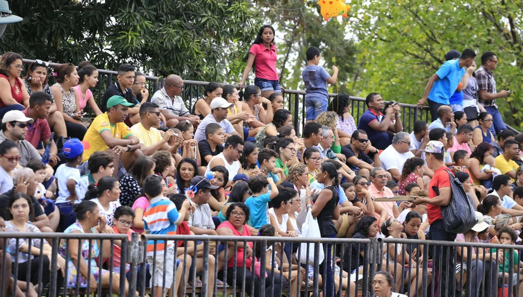 Público acompanha Desfile Cívico do 07 de setembro
