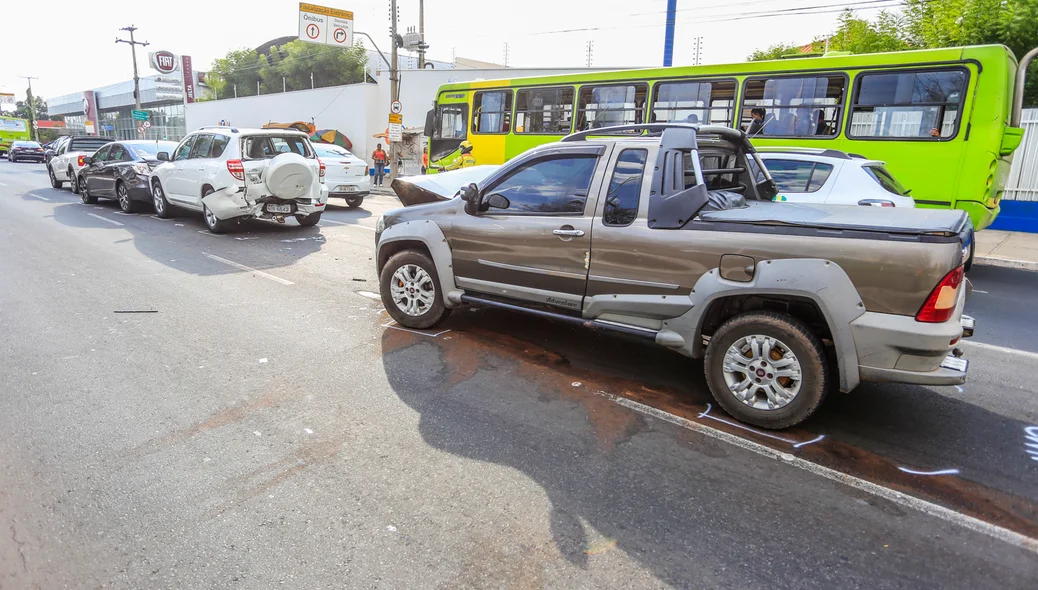 Quatro veículos se envolvem em acidente na avenida Frei Serafim 