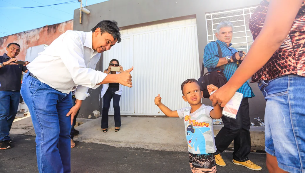 Governador Wellington Dias cumprimentando a criança