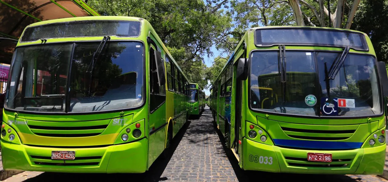 Ônibus parados na Praça Saraiva
