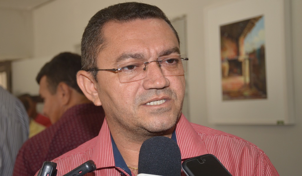 Prefeito de Picos exonera 39 servidores comissionados