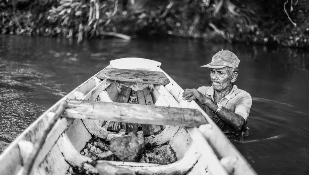 Seu Bernado, 60 anos de idade, desde os 11 anos vive da pesca