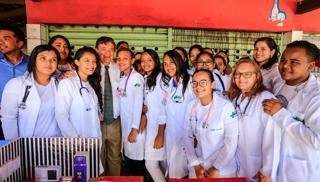 Governador tira foto com estudantes da Enfermagem
