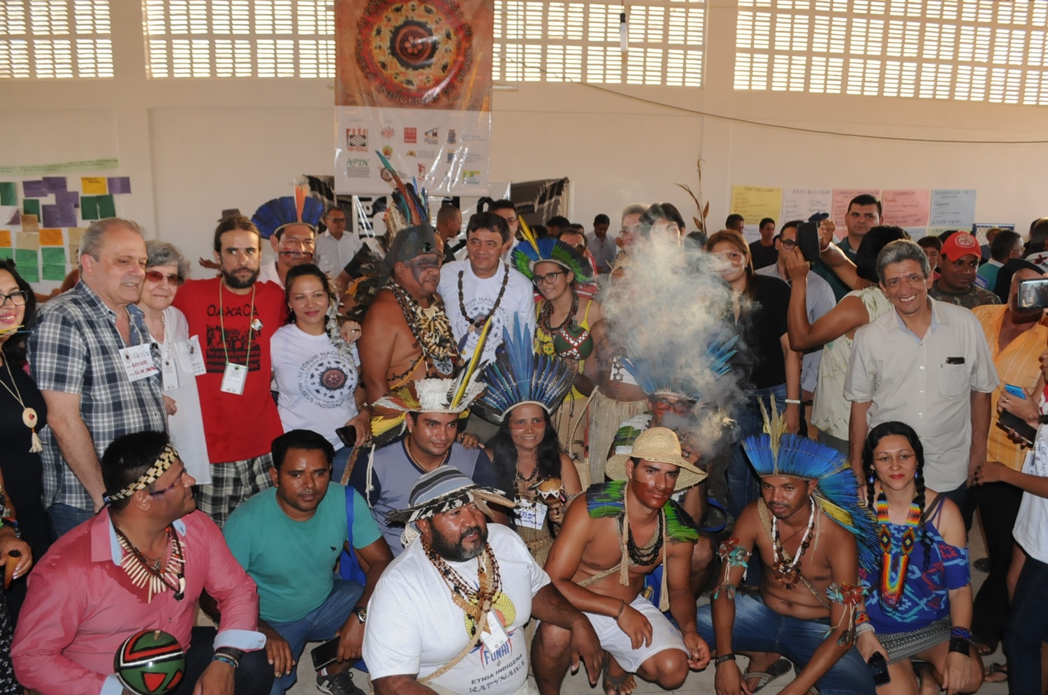 Governador Wellington Dias com indígenas 