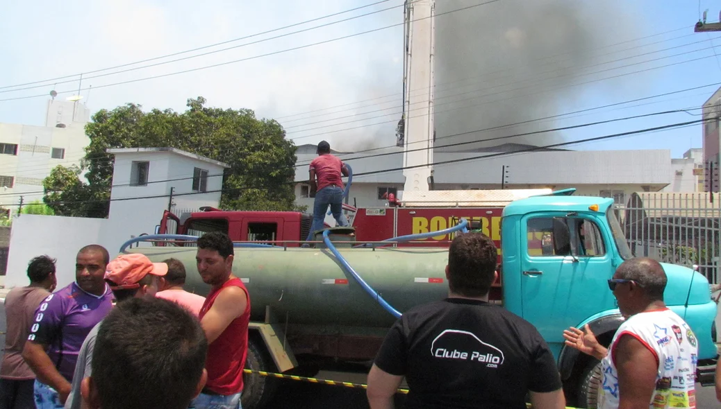 Corpo de bombeiros precisou do apoio de um caminhão-pipa