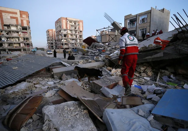 Resgate de sobreviventes após terremoto entre Irã e Iraque