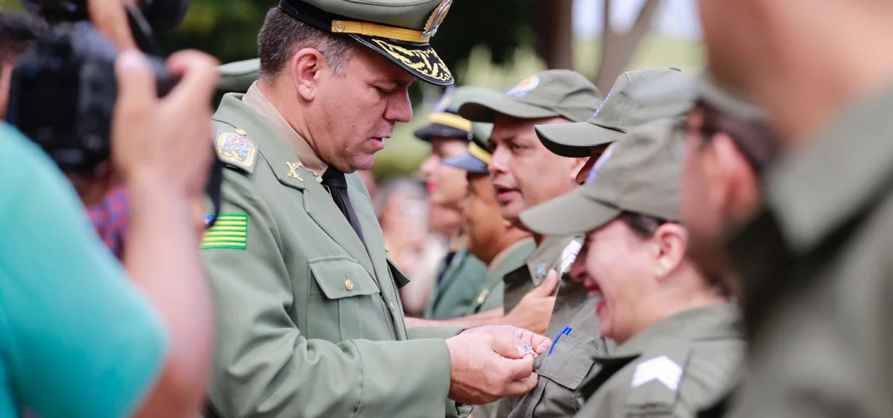 Coronel Carlos Augusto homenageia policiais militares