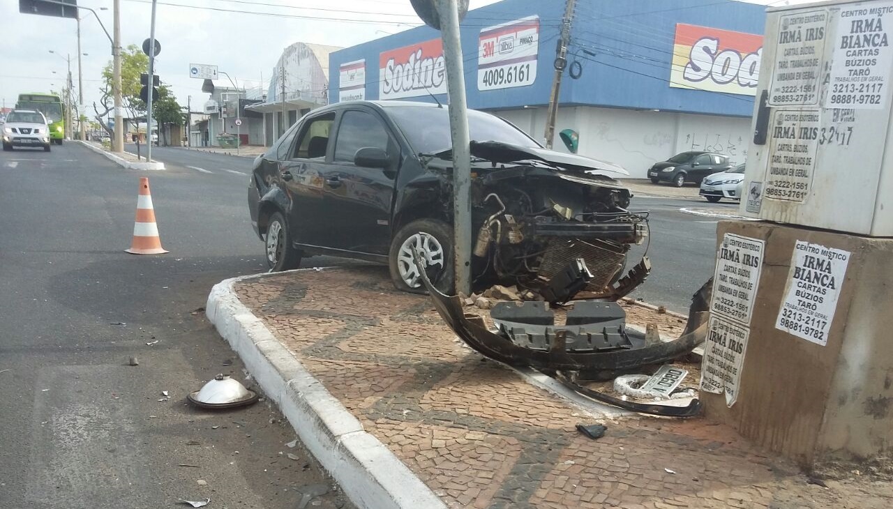 Ford Fiesta ficou parcialmente destruído