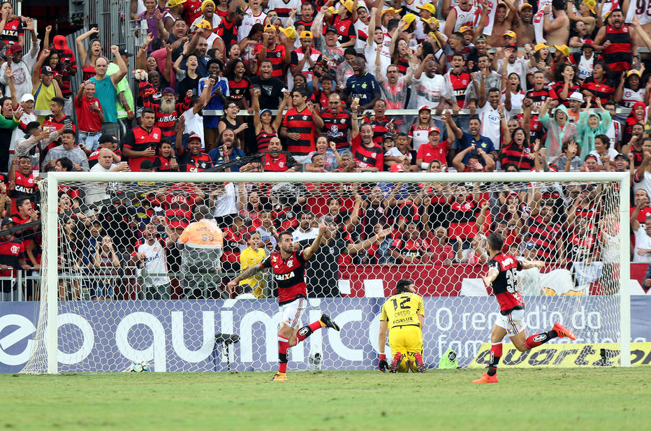 Felipe Vizeu faz gesto obsceno em direção a Rhodolfo ao comemorar gol sobre o Corinthians