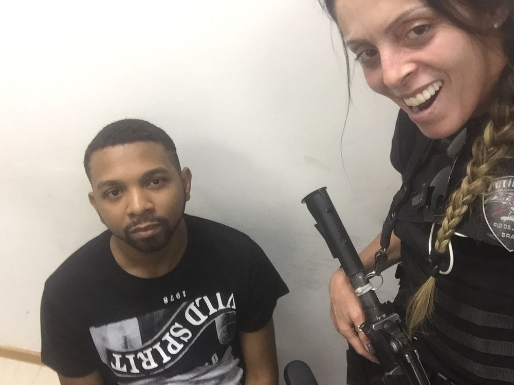 Policial tira selfie com o traficante  Rogério 157