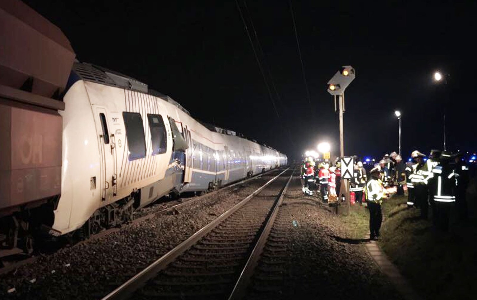 Trem de passageiros bateu com trem de carga