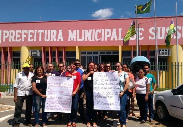 Servidores protestam em frente a Prefeitura de Sussuapara