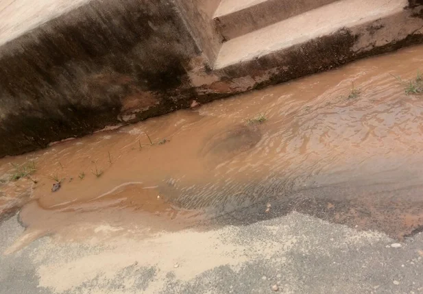 Vazamento da água da caixa central que abastece residenciais da zona sul de Teresina