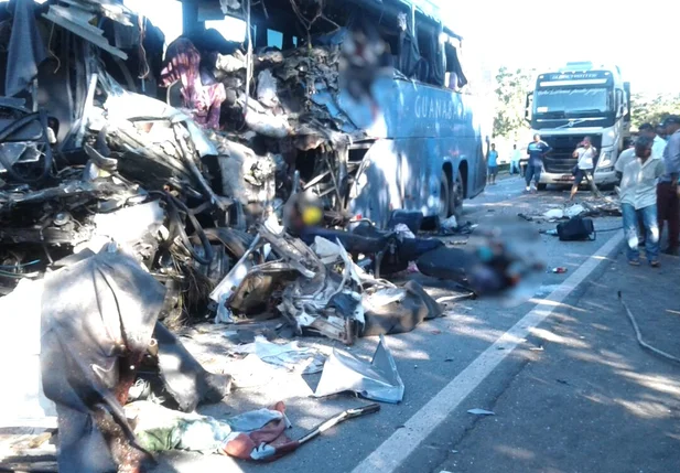 Acidente entre ônibus da Guanabara e duas carretas mata pelo menos seis pessoas em Goiás