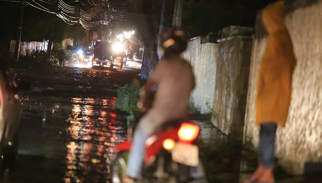 Rua Jaime da Silveira ficou alagada e Pedestres sofreram para voltar pra casa após chuva  