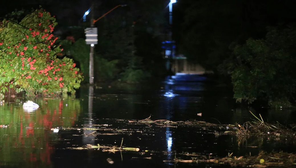 Rua Maestro Pedro Silva ficou coberta de água durante chuva