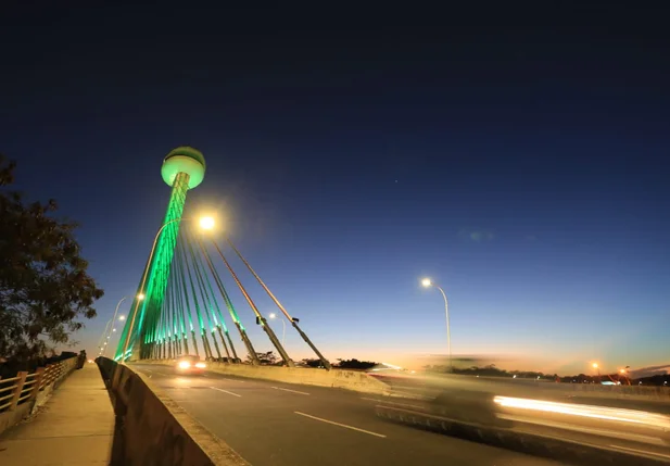 Ponte Estaiada iluminada com as cores do Brasil