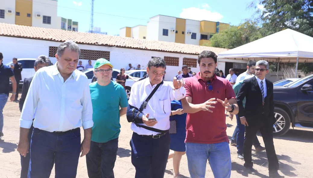Governador visita terreno em que será construído nova maternidade do Piauí
