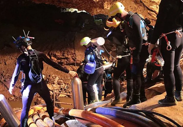 Operação de resgate em caverna da Tailândia