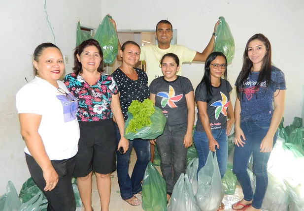 Famílias recebem alimentos em Picos 