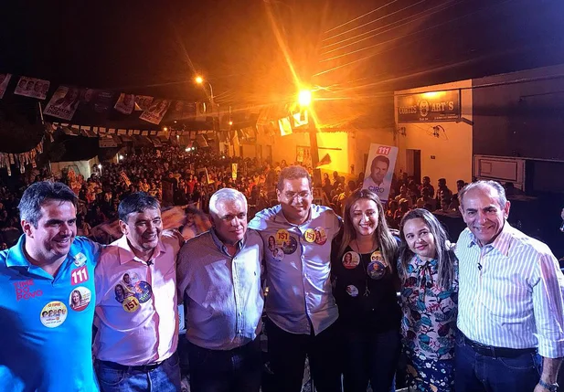 Wellington Dias, Ciro Nogueira, Themístocles Filho, Marcelo Castro e outras autoridades durante comício em Demerval Lobão